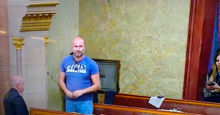 Botrány a parlamentben: A Fidesz vendégeként érkezett, ki kellett dobni a páholyból az ismert aktivistát