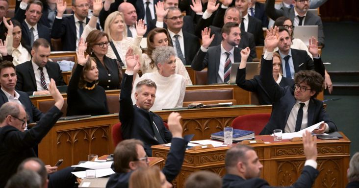 Leszavazták a Fidesz és a KDNP jelöltjeit a Médiatanácsba, a fideszesek kivonultak