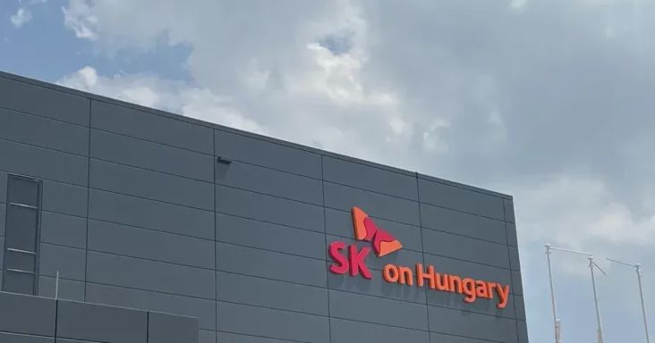 Váratlanul több magyar munkavállalót elbocsátottak az iváncsai akkumulátorgyárból