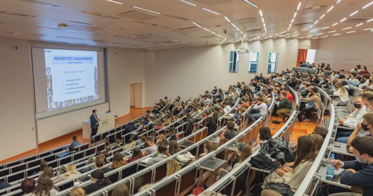 Egyre több külföldi hallgató tanul a magyar egyetemeken, ötvenezerhez közelít a számuk