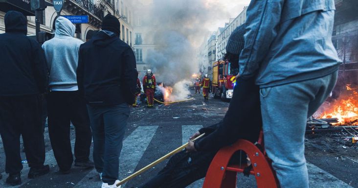 A francia zavargások árnyékában kifosztják a játékboltokat: a legértékesebb alkatrészeket szerelik ki számítógépekből