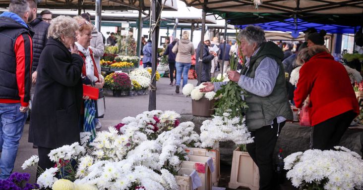 Ennyibe kerül idén a megemlékezés, megnéztük a Búza téri virágpiac árait - fotókon mutatjuk