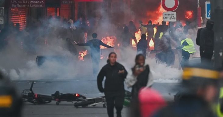 A zavargások károsultjain gúnyolódott, miközben egzotikus helyeken nyaralt a francia egyetemista