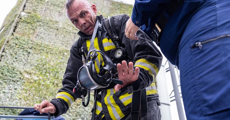 Légzőkészülék és arcmaszk, 672 lépcsőfokot futottak felfelé a tűzoltók a toronyban – fotók