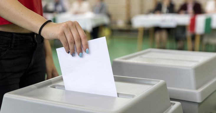 Négy településen választanak ma polgármestereket, képviselőket