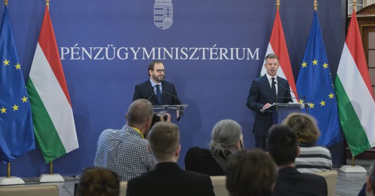 Marad az új lakások 5 százalékos áfája és a rezsicsökkentés – Kármán András és Magyar Péter részletezték a 2027-es költségvetést