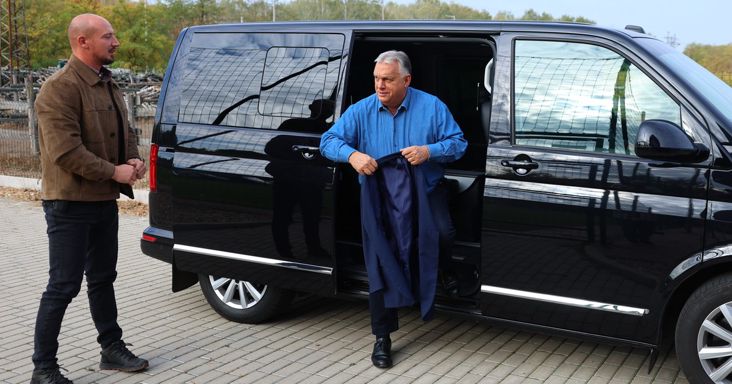 Fotók: így érkezett Orbán Viktor a DPK-táborba