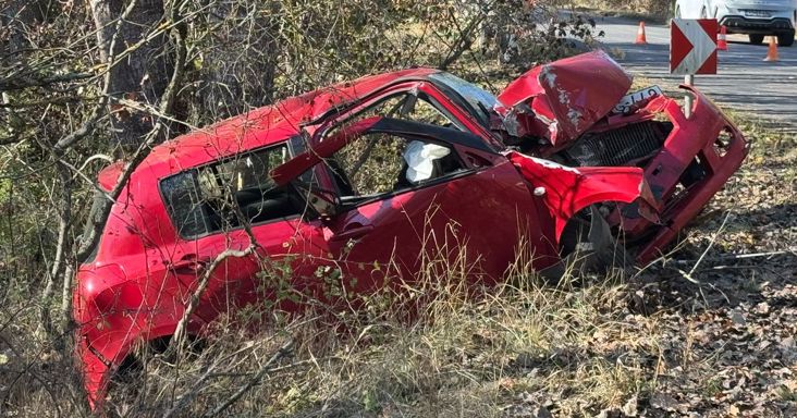 Súlyos baleset Hajdú-Biharban: egy autó a vízelvezető árokban lévő fának ütközött, mentőhelikoptert is riasztottak - fotók