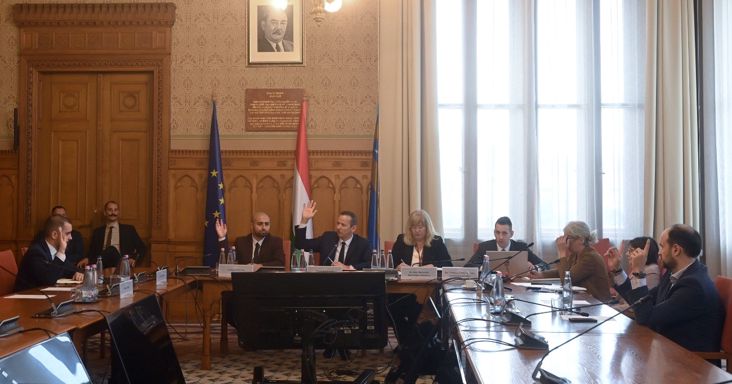 Navracsics Tibort és Varga Juditot is meghallgatja a végrehajtási vizsgálóbizottság