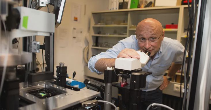 Hazugnak nevezték, aztán megkapta a Nobel-díjat, most meg már a molekulák mozgását is megfigyelheti