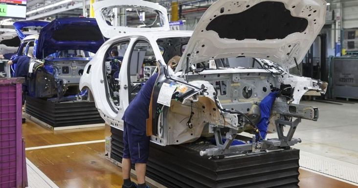 A BMW tömött repülőkkel küldi a munkásokat Debrecenbe, miközben hatalmas leépítés közepén vannak