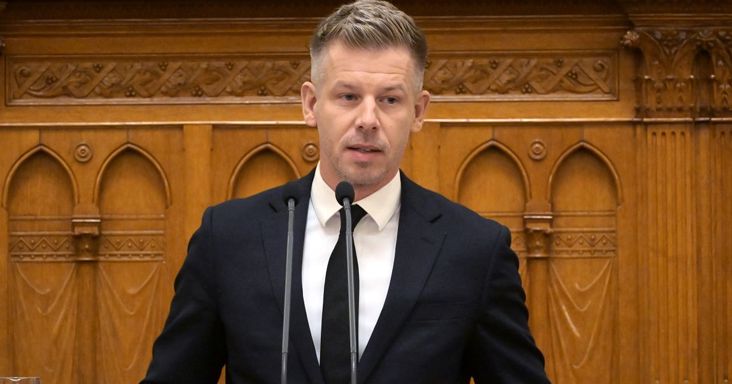 Nem jön Netanjahu október 23-án, Magyar Péter a könyvek fóliázásáról is beszélt