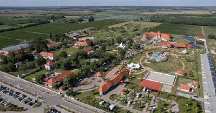 Turulos lovarda, footgolfpálya és kunhalommal fedett borkatedrális mellől küzd az önkény ellen a Fidesz-frakció