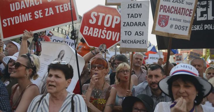 Forrnak az indulatok Prágában, több tízezres tüntetés volt a cseh kormány tervei ellen