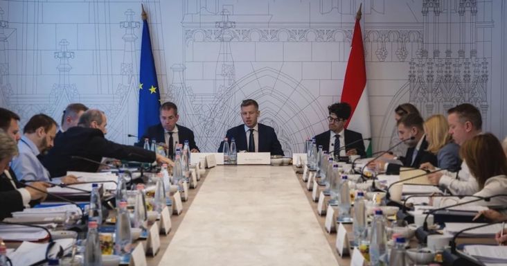 Magyar Péterék titkolóznak a kormányüléseken elhangzottakról, miközben Orbánékét nyilvánosságra hozzák