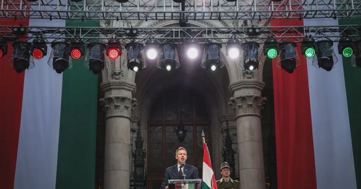 Magyar Péter: Aki egy agresszort menteget, semmit sem ért '56 üzenetéből