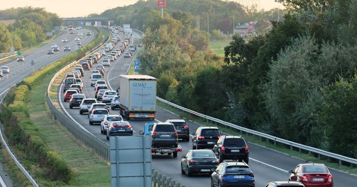 Hatalmas dugók a reggeli csúcsban: 10 kilométeres torlódás az M0-son, hat autó ütközött M4-esen