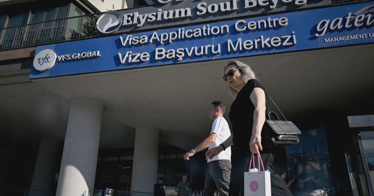 Botokkal foglalják le a vízumkérelmi időpontokat, súlyos felárat fizetnek az Európába készülő törökök