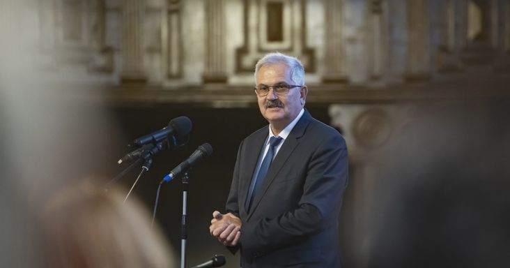 Jogosulatlan gazdasági előny megszerzésének bűntette miatt gyanúsítottként hallgatták ki a fideszes Simon Miklóst