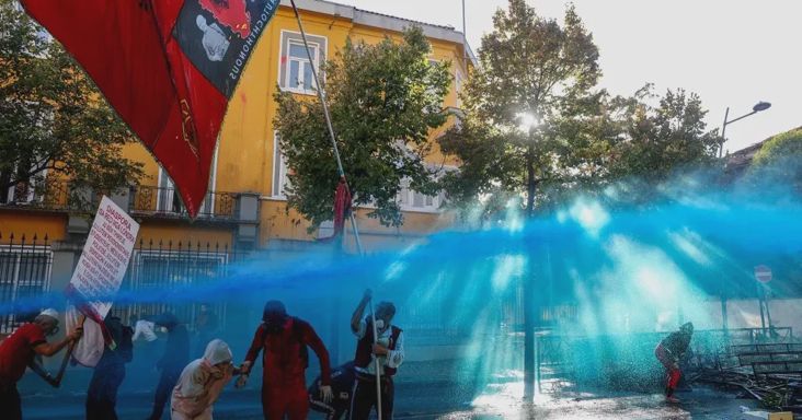 Albániában felgyújtották az oktatási minisztérium épületét, egyre hevesebbek a diáktüntetések