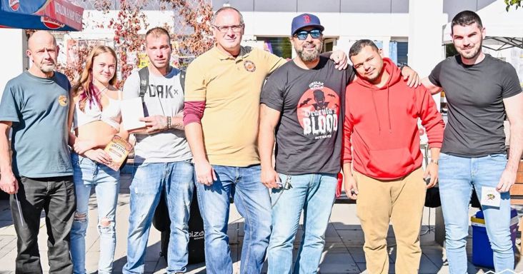 Lángolt a szájuk, a celeb mellett mások is bevállalták a brutális chilievést a piacon