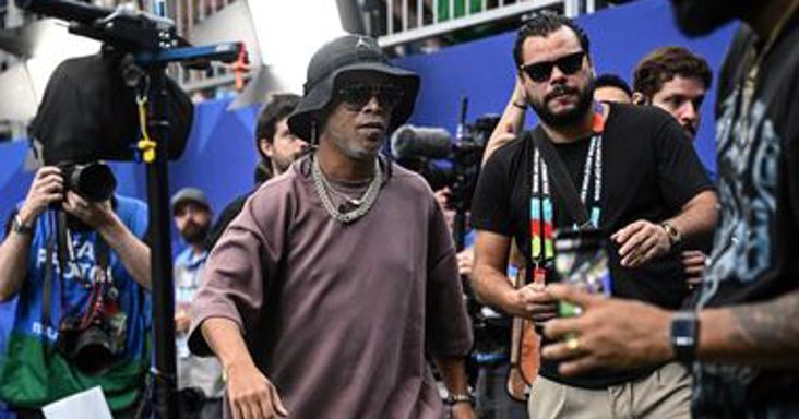 Több mint 11 év után visszatér a profi futballba Ronaldinho