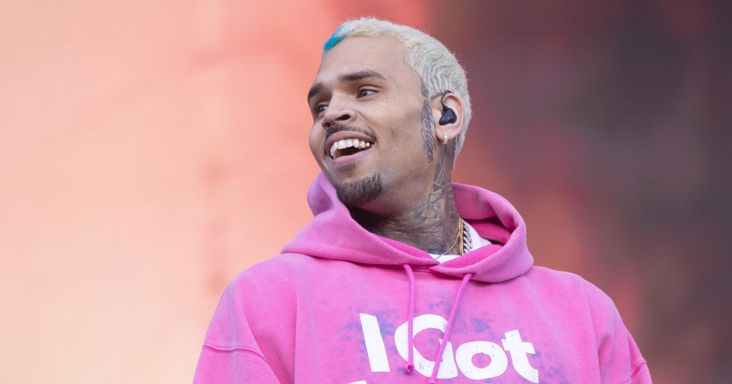 Felfüggesztett börtönt kapott Chris Brown: tequilásüveggel verte fejbe a kollégáját