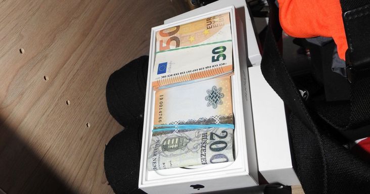 Két fotó alapján keresik a magyar drogcsempészet fiatal "hősnőjét" - csak az egyik képen úgy néz ki mint egy titkárnő, a másikon meg mint aki most ébredt fel a Blahán