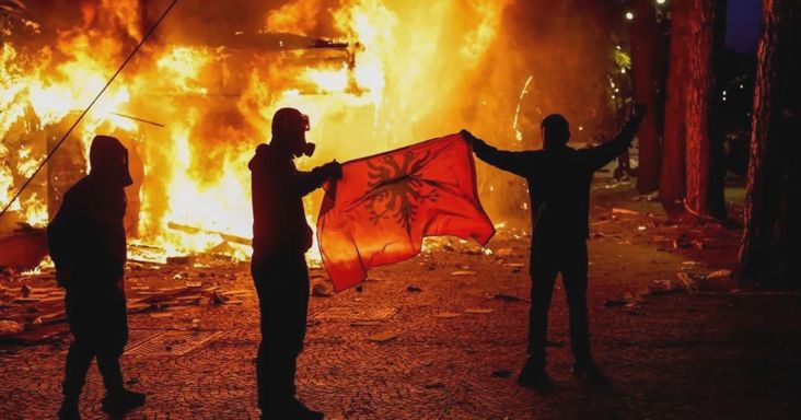 Lángoló épületek, rengeteg sérült és több száz őrizetbe vétel – az albán diáktüntetések ellenére Edi Rama nem mond le