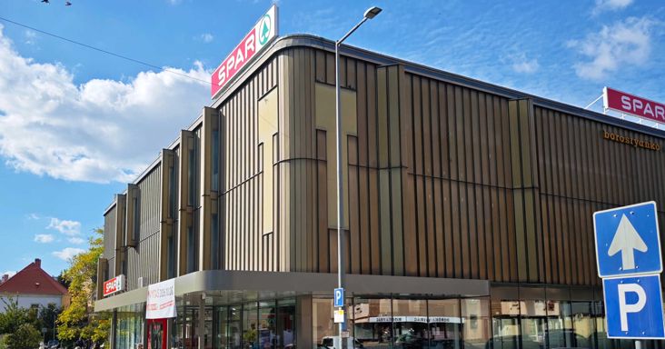 Az utolsó mohikán – új helyre került a szombathelyi Borostyánkő Áruház ikonikus felirata