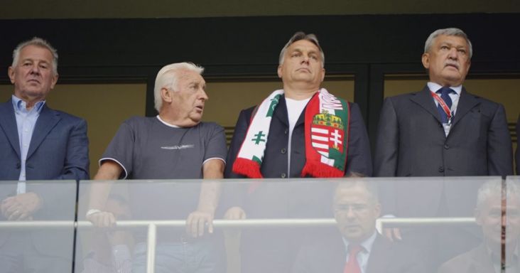 „Ezeket kifelé nem lehet mondani, mert ez mind titkosított” – állami milliárdokból és Orbánék köveiből épül az iváncsai akkugyár
