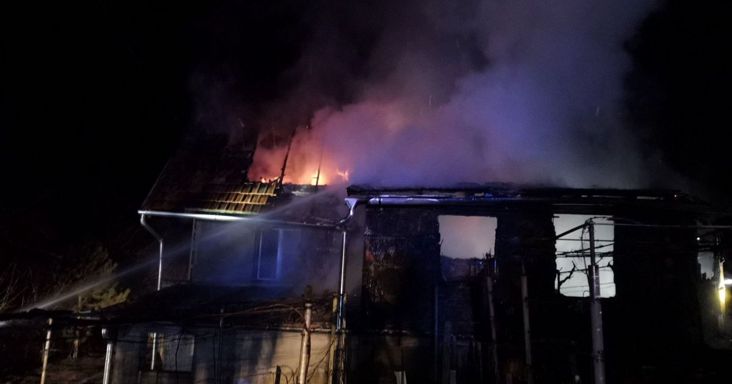 Lángolt egy ház Kulcson – beomlott a tető, gázpalackot is kihoztak a tűzoltók
