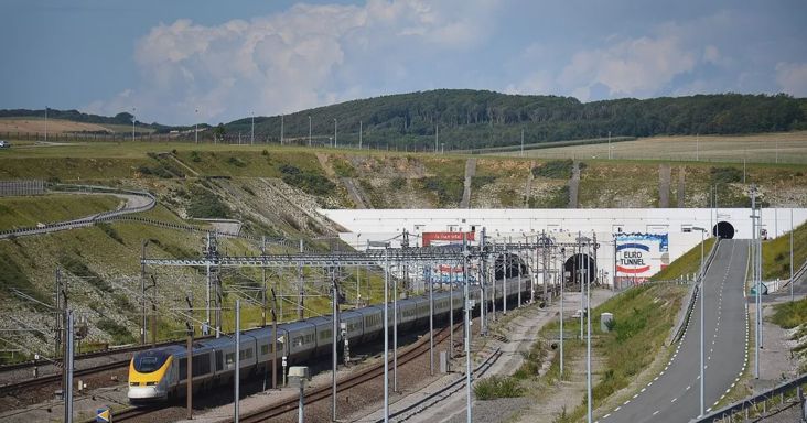 Súlyos baleset történt a La Manche csatornánál, vonattal ütközött egy busz, rengeteg a sérült