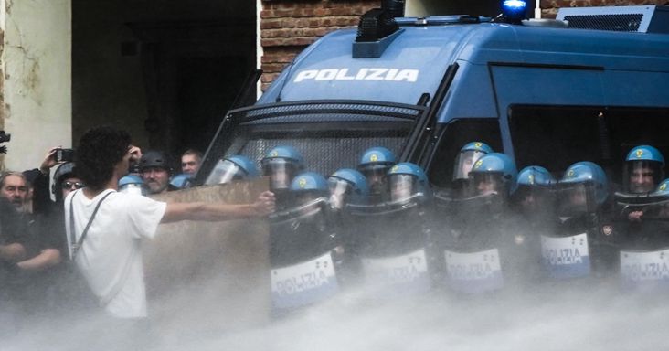 Felgyújtott papírtankkal és füstbombákkal üzentek Meloninak az olasz diákok