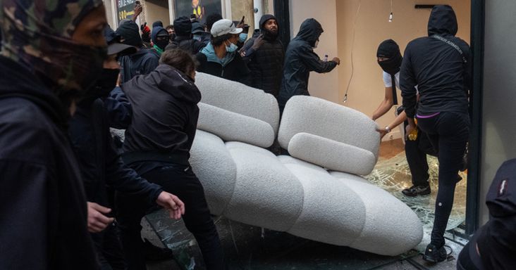 Több száz millió euró kárt okoztak a szombati zavargások, több luxusmárka üzletét is kirabolták