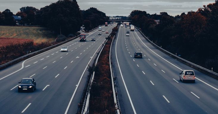 214 km/órával száguldott az M6-oson, megússza – Vitézy Dávid elárulta, miért