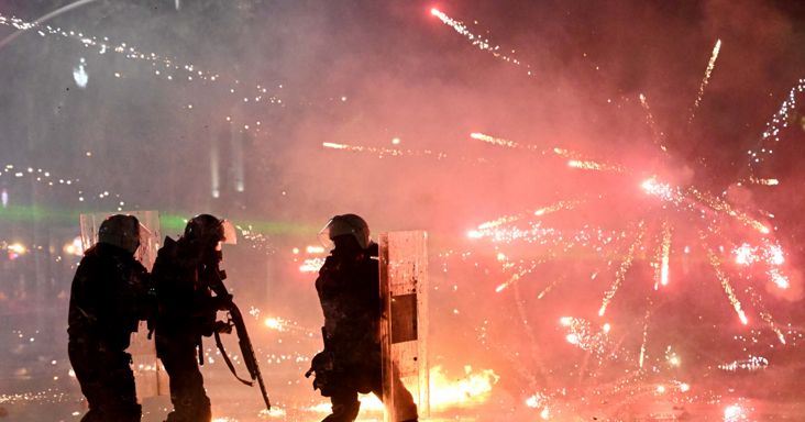 Háborús jelenetek és könnygázfelhő Tirana utcáin, a tüntetők felgyújtották a legfelsőbb bíróság épületét is