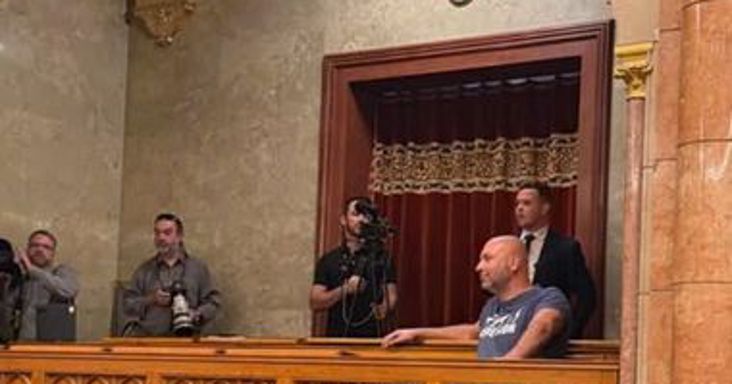 Pócs János vendégeként ült be a parlamentbe a trombitáló Szabó Bálint