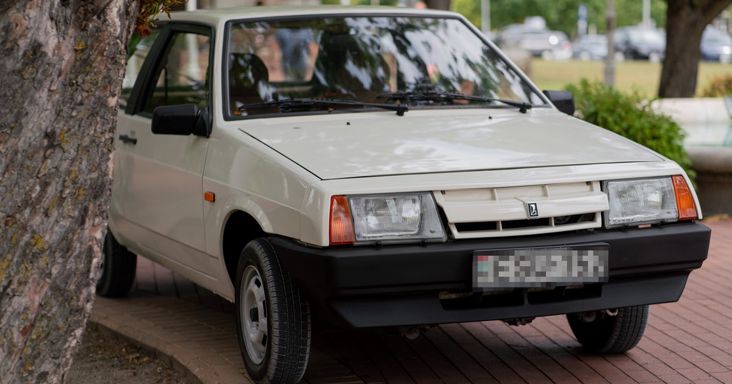 Már a bontóban volt, amikor megmentették: 10 ezer kilométert sem futott a különleges Lada Samara