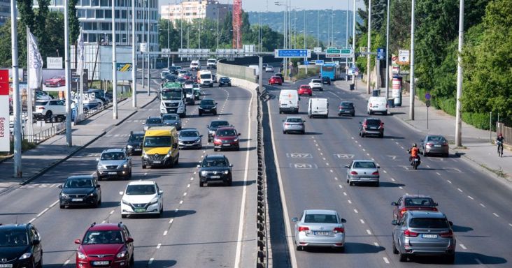 Javítási munkák az M1–M7-en és az Mo-on – közölték, hogy hol lesznek sávzárások