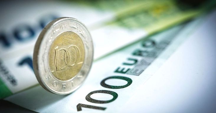 Olcsóbb lett az euró és a dollár is, a forint rég volt ilyen erős – Mészáros Lőrinc és a Richter befektetői is örülhetnek a nap végén