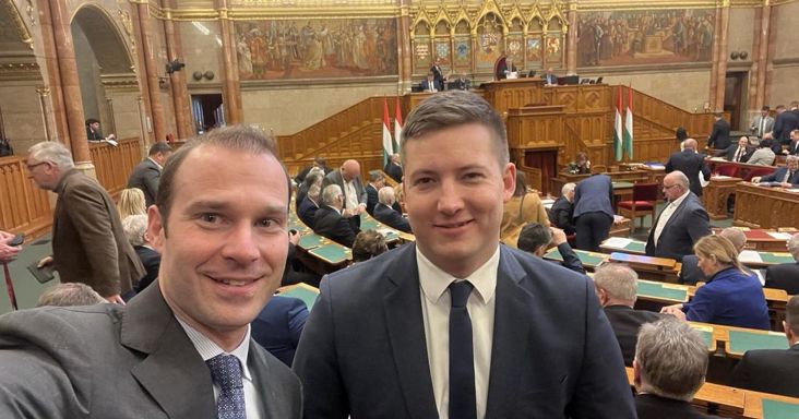 Megfigyelési ügy: volt főnökére vallott a Ripost munkatársa