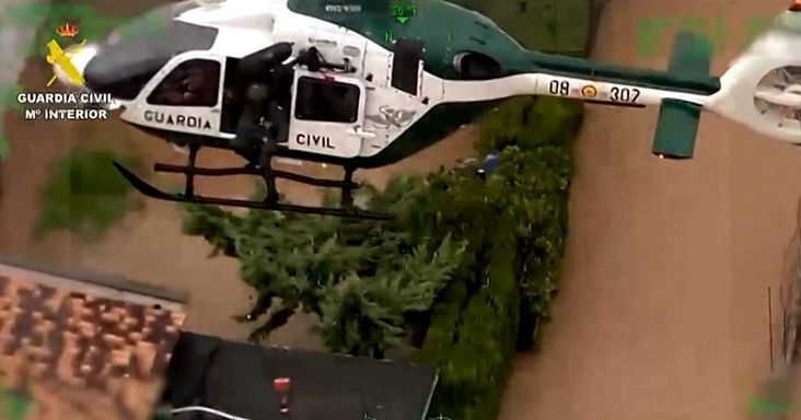 Spanyolország: a Guardia Civil családot és kutyáikat ment ki az áradásból Olivában